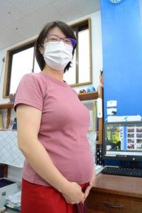 ９月に沖縄県で出産予定の原田さん＝１９日、与論町