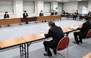 全国の緊急事態宣言解除に伴う方針を確認した県の新型コロナウイルス対策会議＝２６日、鹿児島市の県庁