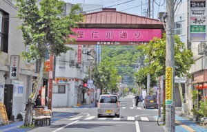 飲食店など多くの店やビルが立ち並ぶ屋仁川通り＝１日、奄美市名瀬