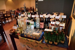 飲食店の入口に用意された量り売り用の酒セット＝１８日、奄美市名瀬  