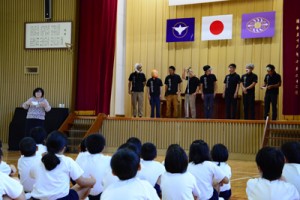 笑いを交えた寸劇で新型コロナの感染対策を紹介する龍郷町商工会青年部＝２９日、龍郷町