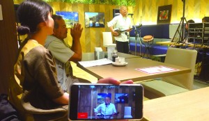 徳之島のアーティストの元気な歌声をライブ配信した「とくのしまから　よーにうがめら」＝３０日、徳之島町亀津