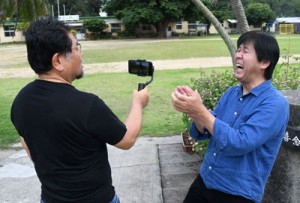 軽快なトークを交えながら、徳之島の日常を紹介する丸野さんと加川さん（右から）＝１５日、伊仙町喜念