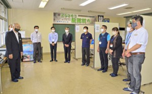 竹田町長（写真左）と共に相談の流れを確認した窓口の担当者ら＝１１日、龍郷町商工会