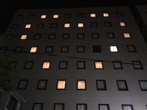 夜の街に浮かび上がるハートのマーク＝２日、奄美市名瀬