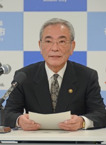 総額４７億円の支援策を発表する朝山市長＝１日、奄美市名瀬