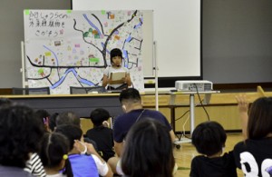 学びの成果を発表する児童＝２０日、龍郷町