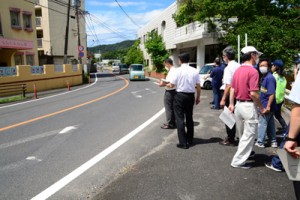 通学路の危険箇所を点検する市通学路安全推進会議の委員ら＝３日、奄美市名瀬  