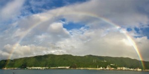 奄美市の名瀬港上空に架かった虹＝９日