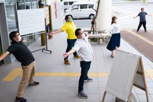 リズムに合わせてラジオ体操を楽しむ人々＝１日、奄美市名瀬