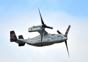 奄美市名瀬上空を飛ぶ米軍普天間飛行場所属のオスプレイとみられる機体＝６月１１日午後５時半ごろ