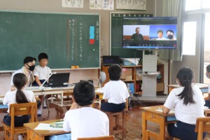 テレビ会議システムを活用した５年生の授業＝２５日、早町小学校