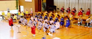 大島高校吹奏楽部の「２０２０引退コンサート」＝１４日、同校体育館