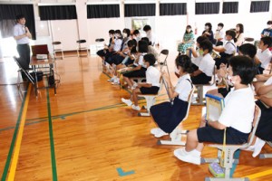 平城さん（左）から奄美の動植物について学んだ児童生徒ら＝１３日、奄美市名瀬