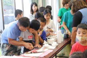 刺し身作りを体験した子どもたち＝２１日、喜界町の塩道公民館