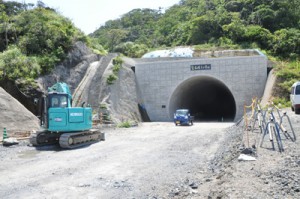 順調に工事が進む宮古崎トンネルの名瀬根瀬部側坑口＝５月２８日、奄美市   