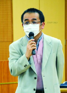 講演する野崎氏＝２８日、奄美市名瀬の県立奄美図書館