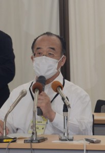 新たに確認された新型コロナウイルス感染者について会見する泉尾護保健所長＝１２日、鹿児島市役所