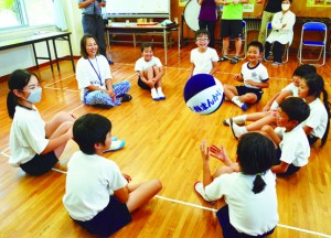 寄贈された布製ボールで遊ぶ森さんと児童ら＝４日、龍郷町円小学校