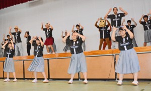 軽快にダンスを披露する沖永良部高校の生徒＝１７日、同校体育館