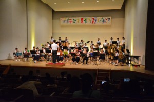 児童生徒が練習の成果を披露した徳之島子ども音楽フェスティバル＝２３日、徳之島町亀津 