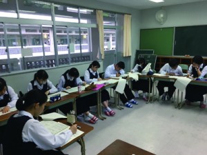 手作業でアンケートの集計に取り組む大島高校新聞部の部員（提供写真）