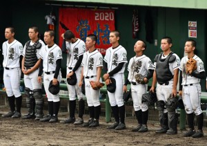 試合後、悔しい気持ちをこらえながら整列する徳之島＝２３日、鹿児島市の鴨池市民球場