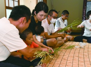 マコモを使った茶葉作りに取り組んだ講習会＝２６日、龍郷町幾里