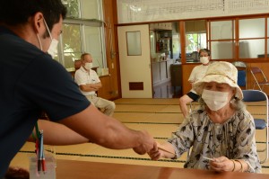 地域商品券を受け取る住民＝２７日、大和村恩勝