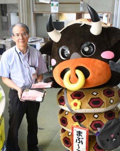 畜産応援プロジェクトで購入した牛肉を受け取る徳之島町の職員＝１０日、同町役場 