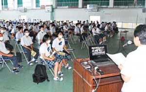 弁士の演説に聞き入る生徒