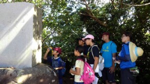  戦跡や碑を巡り、地域の歴史を学ぶ子どもたち＝和泊町