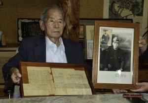 太平洋戦争で戦死した兄の遺品の手紙を受け取った西田俊男さん＝１１日、瀬戸内町勢里