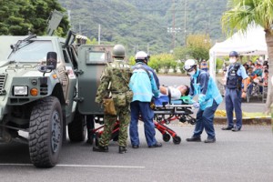 地震と津波の発生を想定した宇検村の防災訓練＝２３日、同村湯湾（提供写真）