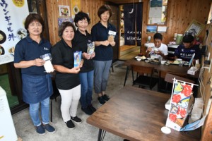 魚匠が店内にオープンした食堂と従業員（左側の４人）＝４日、奄美市笠利町外金久