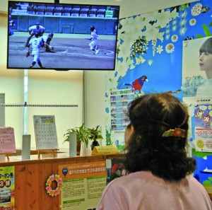 テレビ中継の映像に見入る住民＝１２日、瀬戸内町