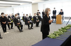 約７０人が参列した奄美市の戦没者合同慰霊祭＝１５日、同市名瀬