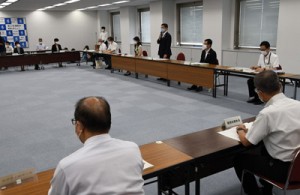 新たな警戒基準などについて協議した県の新型コロナ対策本部会議＝２５日、鹿児島市