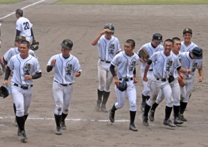 試合後、笑顔を見せる徳之島＝２１日、奄美市の名瀬運動公園市民球場