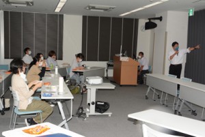 非常時の食の在り方について学んだ県栄養士災害支援チームのスタッフ養成研修＝２９日、県立大島病院