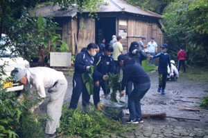 清掃活動に汗を流す一村キッズクラブの会員ら＝２９日、奄美市名瀬