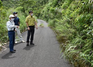 希少な植物の盗掘現場を確認するパトロール員ら＝８日、奄美大島
