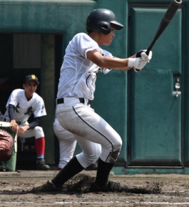 延長十回、二塁打を放った徳之島の幸田＝２１日、奄美市の名瀬運動公園市民球場