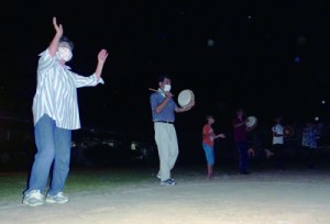 八月踊りで集落住民との交流を深めた薩川子ども会のデイキャンプ＝２１日、瀬戸内町