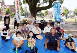 断食悲願を再現した県本土在住の奄美出身者やその家族ら＝４日、鹿児島市