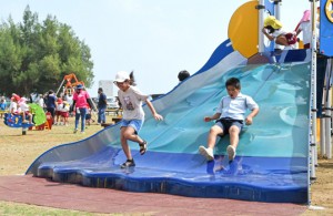 亀津児童公園に完成した大型遊具で遊ぶ子どもたち＝１７日、徳之島町亀津