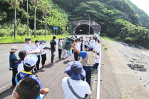 長瀬海岸で対馬丸について説明を受ける参加者（提供写真）