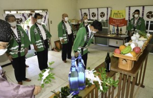 開饒神社の例大祭でキビ豊作を祈った参加者＝２９日、大和村思勝