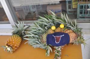 店頭に飾られているパイナップル＝与論町
