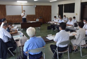 若年層の人材定着に向けて意見交換した大島地域人財確保・育成推進協議会＝２５日、奄美市名瀬